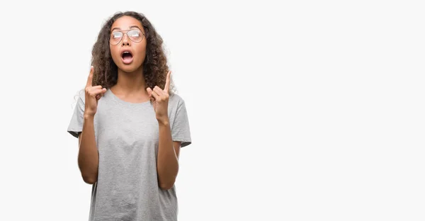 Schöne Junge Hispanische Frau Mit Brille Erstaunt Und Überrascht Blick — Stockfoto