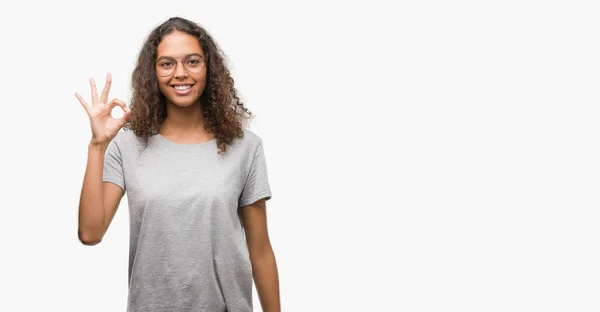Schöne Junge Hispanische Frau Mit Brille Lächelt Positiv Und Tut — Stockfoto