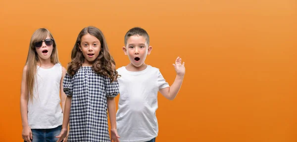 Group Boy Girls Kids Orange Background Scared Shock Surprise Face — Stock Photo, Image