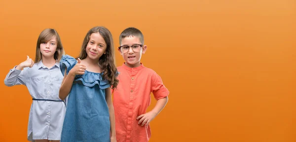 Grupo Niños Niñas Niños Sobre Fondo Naranja Feliz Con Una —  Fotos de Stock