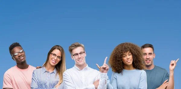 Composição Grupo Amigos Sobre Blackground Azul Com Grande Sorriso Rosto — Fotografia de Stock