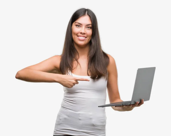 Νεαρή Γυναίκα Ισπανόφωνος Χρησιμοποιώντας Υπολογιστή Laptop Πολύ Χαρούμενος Δείχνοντας Χέρι — Φωτογραφία Αρχείου