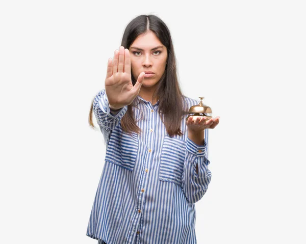 Junge Schöne Hispanische Hält Hotelklingelglocke Mit Offener Hand Tun Stoppschild — Stockfoto