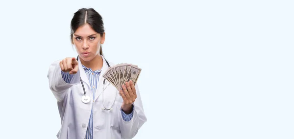 Unga Latinamerikanska Läkare Kvinna Anläggning Dollar Pekar Med Fingret Till — Stockfoto