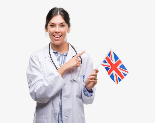 Joven Doctora Hispana Sosteniendo Bandera Del Reino Unido Muy Feliz —  Fotos de Stock