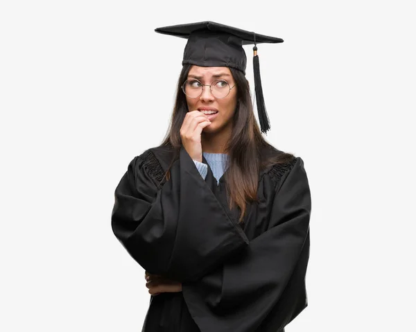 Jeune Femme Hispanique Portant Une Casquette Graduée Uniforme Regardant Stressé — Photo