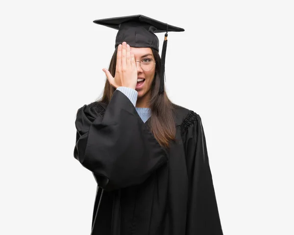 Giovane Donna Ispanica Indossa Cappello Graduato Uniforme Che Copre Occhio — Foto Stock