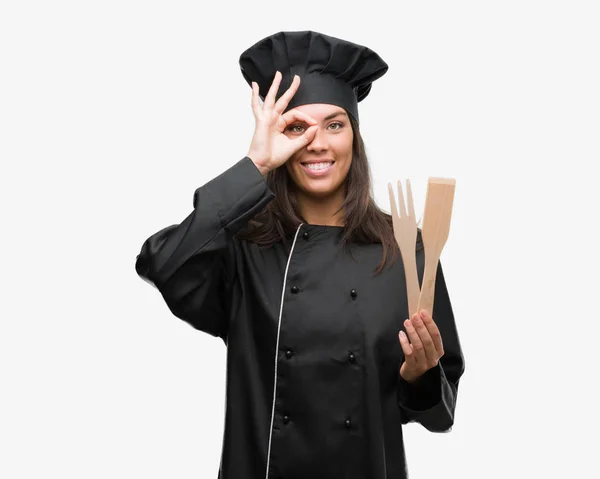 Jovem Cozinheiro Hispânico Mulher Vestindo Uniforme Chef Com Rosto Feliz — Fotografia de Stock