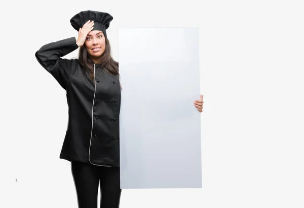 Joven Cocinera Hispana Vistiendo Uniforme Chef Sosteniendo Pancarta Estresada Con — Foto de Stock