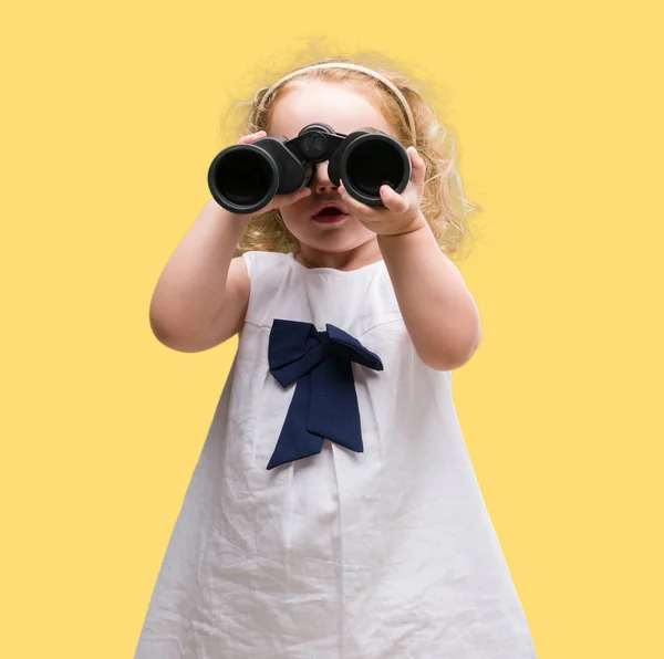 双眼鏡でみる素敵な金髪の幼児 — ストック写真