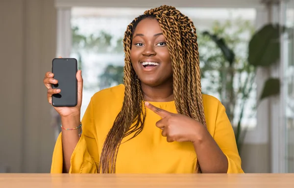 Mujer Afroamericana Usando Smartphone Muy Feliz Señalando Con Mano Dedo — Foto de Stock