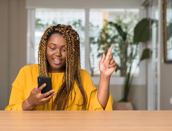 Африканская Американка Помощью Смартфона Удивлена Идеей Вопросом Указывая Пальцем Счастливым — стоковое фото