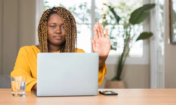 Mujer Afroamericana Con Laptop Con Mano Abierta Haciendo Stop Sign — Foto de Stock