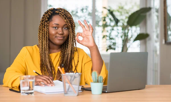 Africano Americano Mulher Estudando Com Laptop Fazendo Sinal Com Dedos — Fotografia de Stock