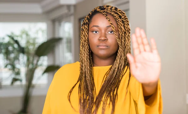 非洲裔美国妇女在家里用张开的手做停止标志以严肃和自信的表达 防御手势 — 图库照片