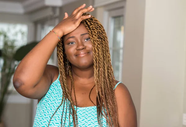 Mulher Afro Americana Casa Surpreendida Com Mão Cabeça Por Erro — Fotografia de Stock