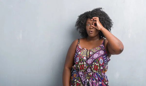 Unga Afroamerikanska Kvinnan Över Grå Grunge Vägg Bär Färgglada Klänning — Stockfoto
