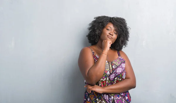 Jovem Afro Americana Sobre Parede Grunge Cinza Vestindo Vestido Colorido — Fotografia de Stock