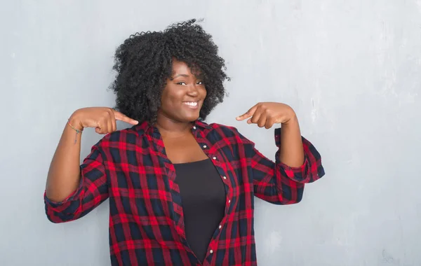 Junge Afrikanisch Amerikanische Hipsterfrau Über Der Grauen Grunge Wand Sieht — Stockfoto