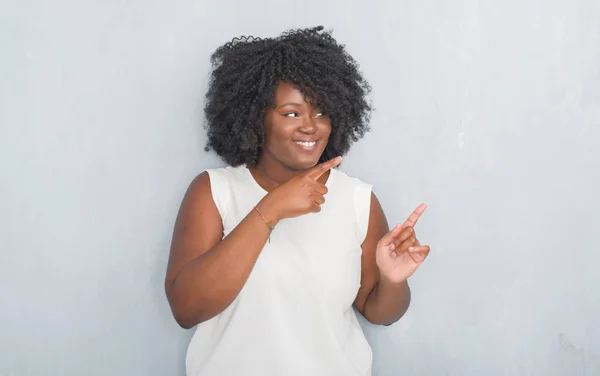 Unga Afroamerikanska Kvinnan Över Grå Grunge Vägg Leende Och Tittar — Stockfoto