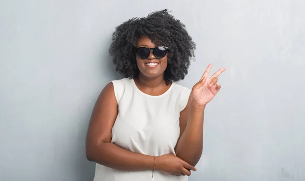 Unga Afroamerikanska Size Kvinna Över Grå Grunge Vägg Bär Mode — Stockfoto