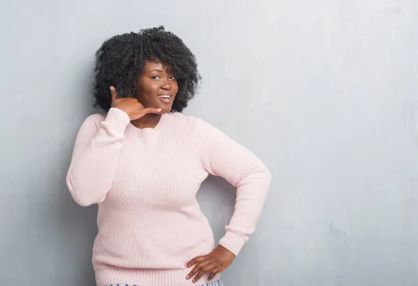 Jovem Afro Americana Size Mulher Sobre Parede Grunge Cinza Vestindo — Fotografia de Stock