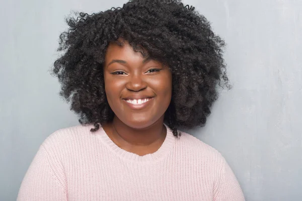 Joven Afroamericano Más Mujer Tamaño Sobre Pared Gris Grunge Usando —  Fotos de Stock