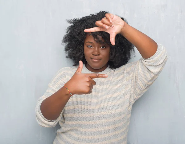 Unga Afroamerikanska Size Kvinna Över Grå Grunge Vägg Klädd Tröja — Stockfoto