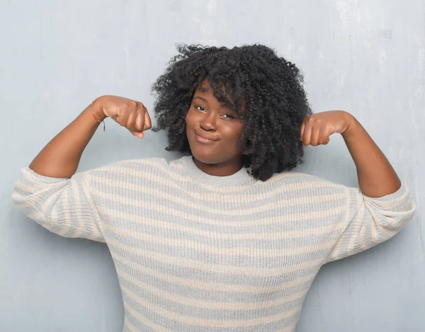 Jovem Afro Americana Size Mulher Sobre Parede Grunge Cinza Vestindo — Fotografia de Stock