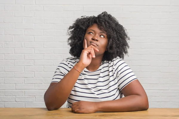 Junge Afrikanisch Amerikanische Frau Die Hause Mit Der Hand Kinn — Stockfoto