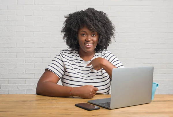 Jovem Afro Americana Sentada Mesa Usando Laptop Computador Com Rosto — Fotografia de Stock