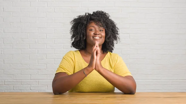 Jonge African American Vrouw Zittend Tafel Thuis Bidden Met Handen — Stockfoto