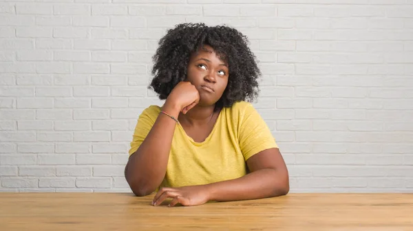 Jeune Femme Afro Américaine Assise Sur Table Maison Avec Main — Photo