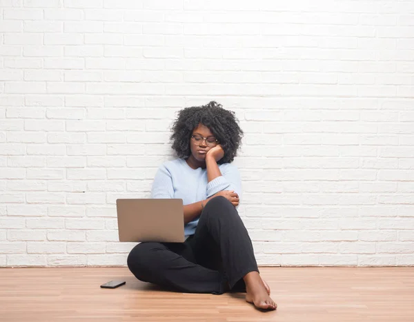 Giovane Donna Afroamericana Seduta Sul Pavimento Utilizzando Computer Portatile Casa — Foto Stock