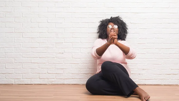 Mujer Afroamericana Joven Sentada Suelo Casa Mendigando Rezando Con Las — Foto de Stock