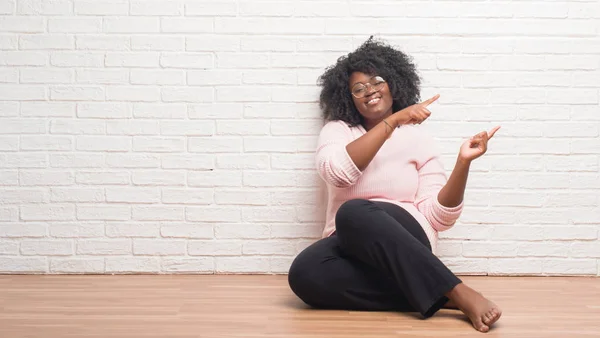 Jonge African American Vrouw Zittend Vloer Thuis Glimlachen Kijken Naar — Stockfoto