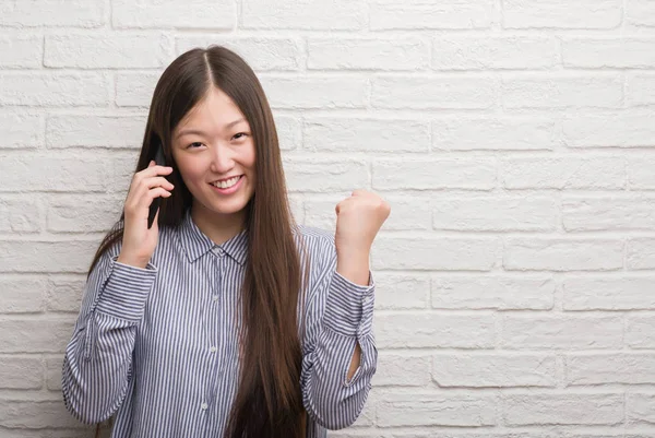 Junge Chinesin Über Ziegelmauer Telefoniert Schreiend Stolz Und Feiert Sieg — Stockfoto