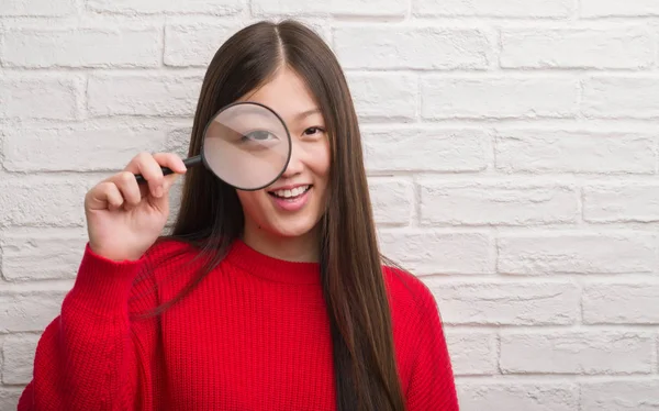 Unga Kinesiska Kvinnan Över Tegelvägg Tittar Genom Förstoringsglas Med Ett — Stockfoto