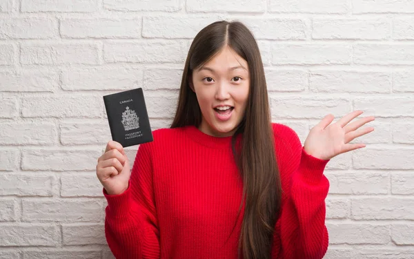Joven Mujer China Sobre Pared Ladrillo Con Pasaporte Canadá Muy — Foto de Stock