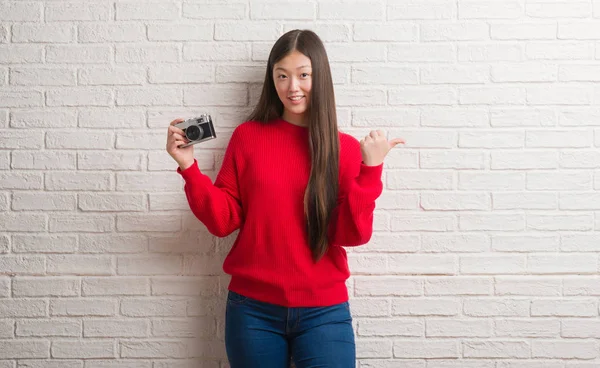 Junge Chinesin Über Ziegelmauer Hält Vintage Kamera Der Hand Und — Stockfoto