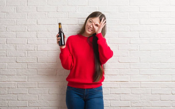 Joven Mujer China Sobre Pared Ladrillo Bebiendo Cerveza Con Cara — Foto de Stock