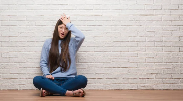 Jonge Chinese Vrouw Zittend Vloer Bakstenen Muur Verrast Met Hand — Stockfoto