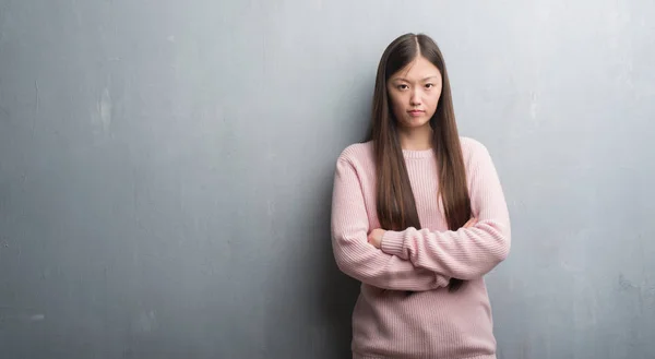 Jonge Chinese Vrouw Grijs Muur Scepticus Nerveus Afkeurende Uitdrukking Het — Stockfoto