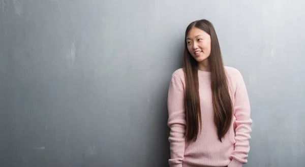 Jonge Chinese Vrouw Grijs Muur Zoek Weg Aan Kant Met — Stockfoto