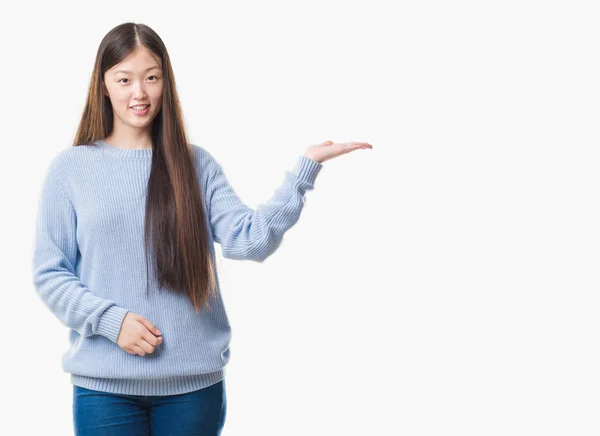 Jonge Chinese Vrouw Geïsoleerd Achtergrond Lacht Vrolijk Presenteren Wijzen Met — Stockfoto