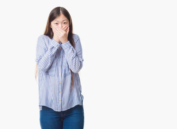 Giovane Donna Cinese Sfondo Isolato Scioccato Coprendo Bocca Con Mani — Foto Stock