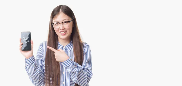 Young Chinese Woman Isolated Background Showing Broken Smartphone Screen Very — Stock Photo, Image