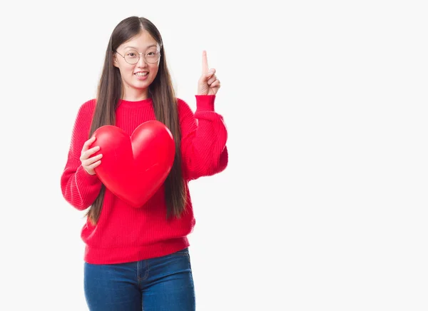 Молодая Китаянка Форме Выпускника Красного Сердца Удивлена Идеей Вопросом Указывая — стоковое фото