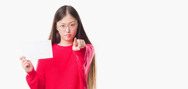 Joven Mujer China Sobre Fondo Aislado Sosteniendo Tarjeta Blanco Señalando —  Fotos de Stock