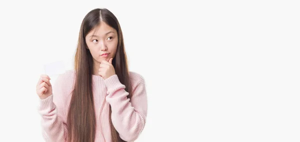 Jonge Chinese Vrouw Geïsoleerde Achtergrond Houden Bezoek Kaart Ernstige Gezicht — Stockfoto